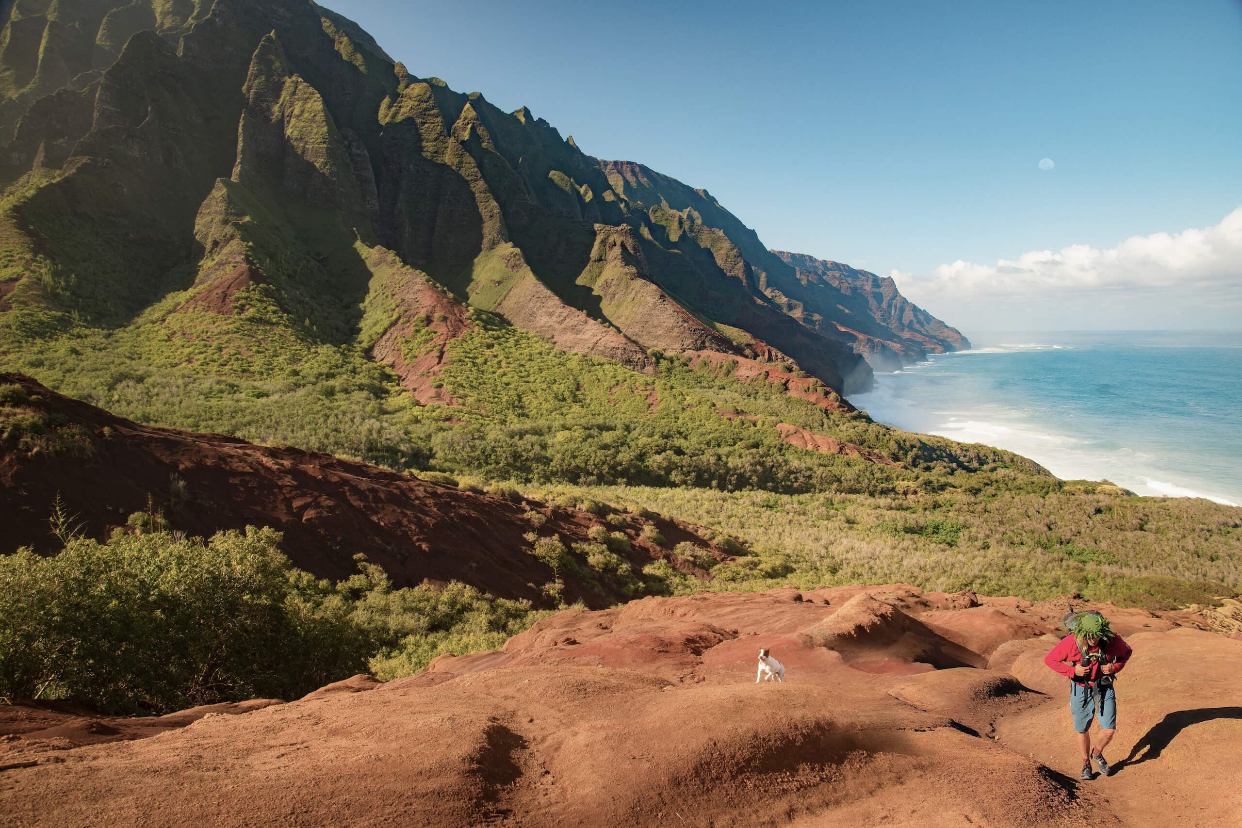 Hiking in Kalalau trail in Hawaii. Photo by Alain Bonnardeaux. The Most Beautiful Hikes in the World.