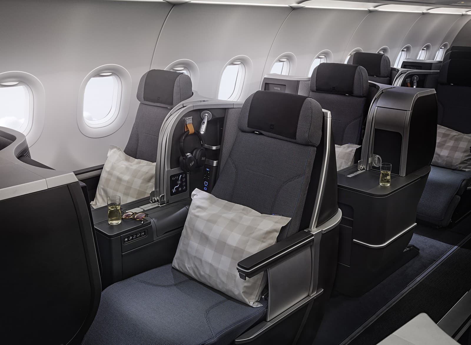 The SAS A321LR business class cabin, featuring a mix of 2-2 and 1-1 seat configurations, designed for shorter transatlantic routes with premium comfort. Photo by SAS AB.