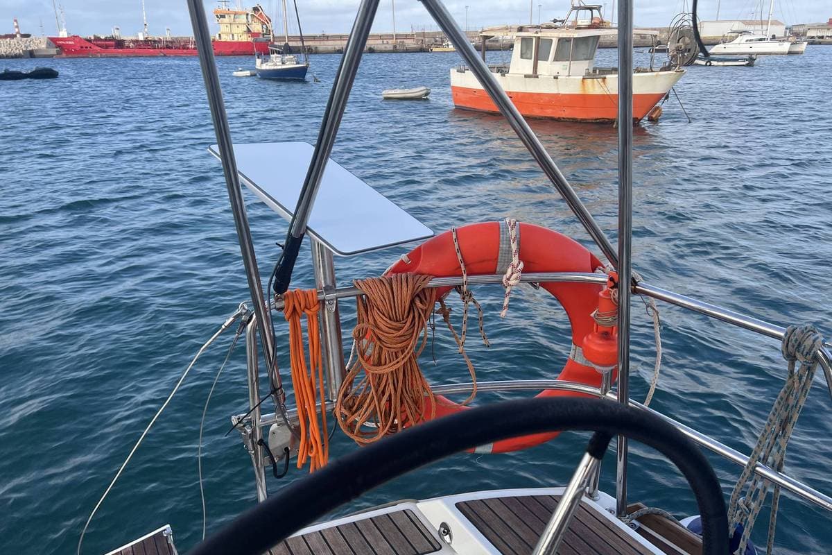 Starlink antenna mounted on the stern rail of the sailboat.