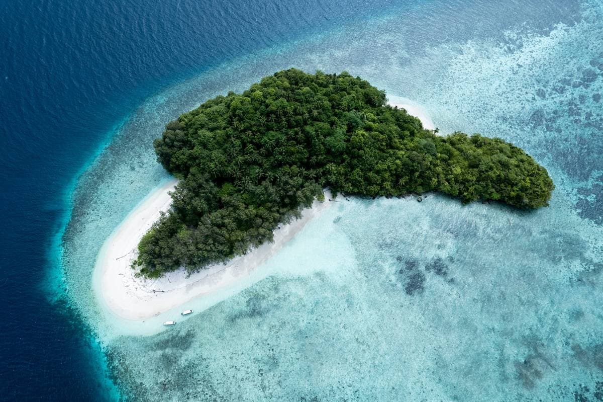 Mios Kon, also known as Bat Island, in Raja Ampat is a popular spot where divers often spend their surface interval between dives at the Blue Magic and Mioskon dive sites.
