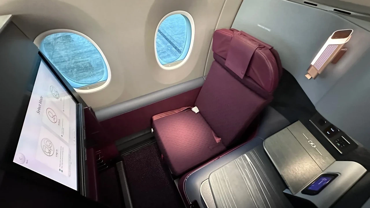 Japan Airlines SKY SUITE III reverse herringbone on Boeing 787-9