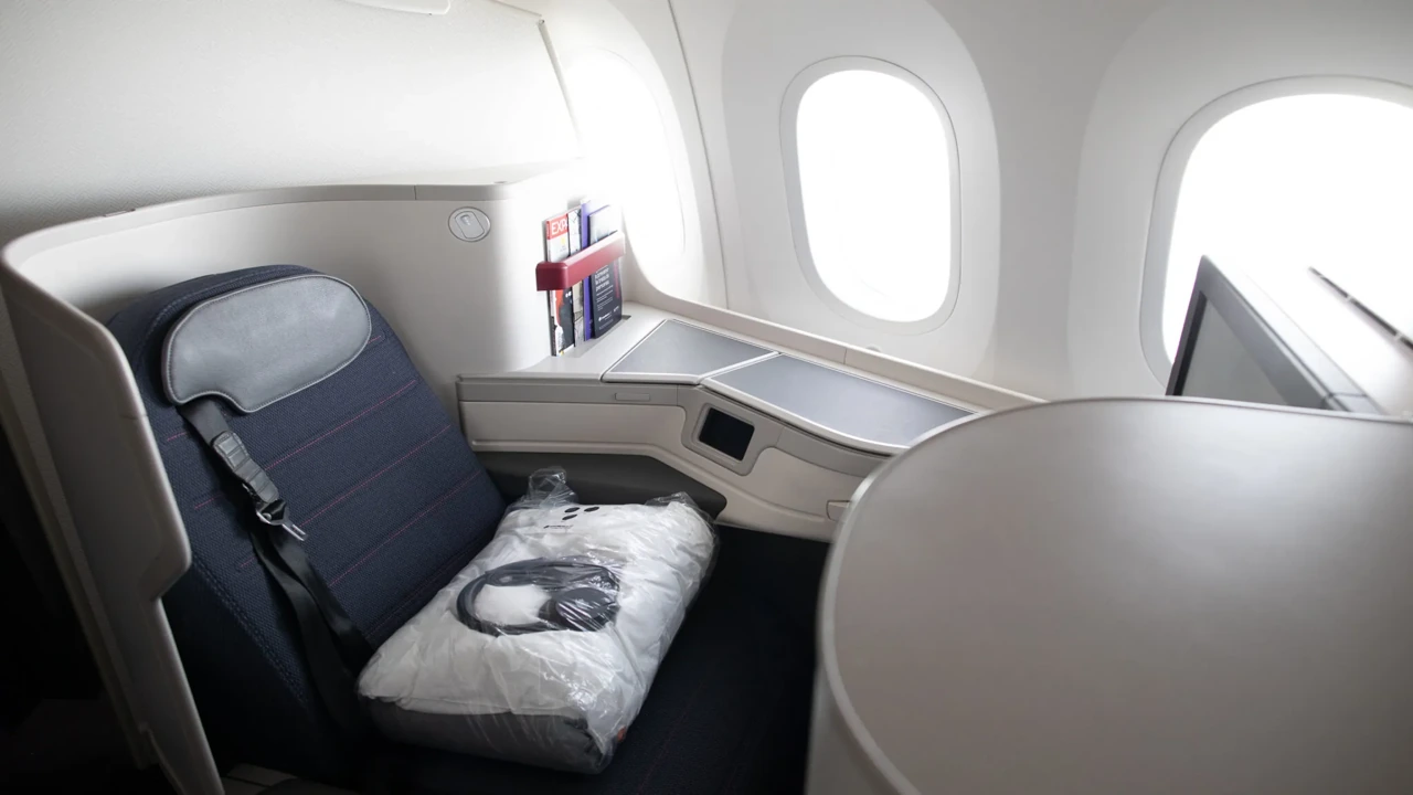 Aeroméxico vs Delta Air Lines business class cabin detail