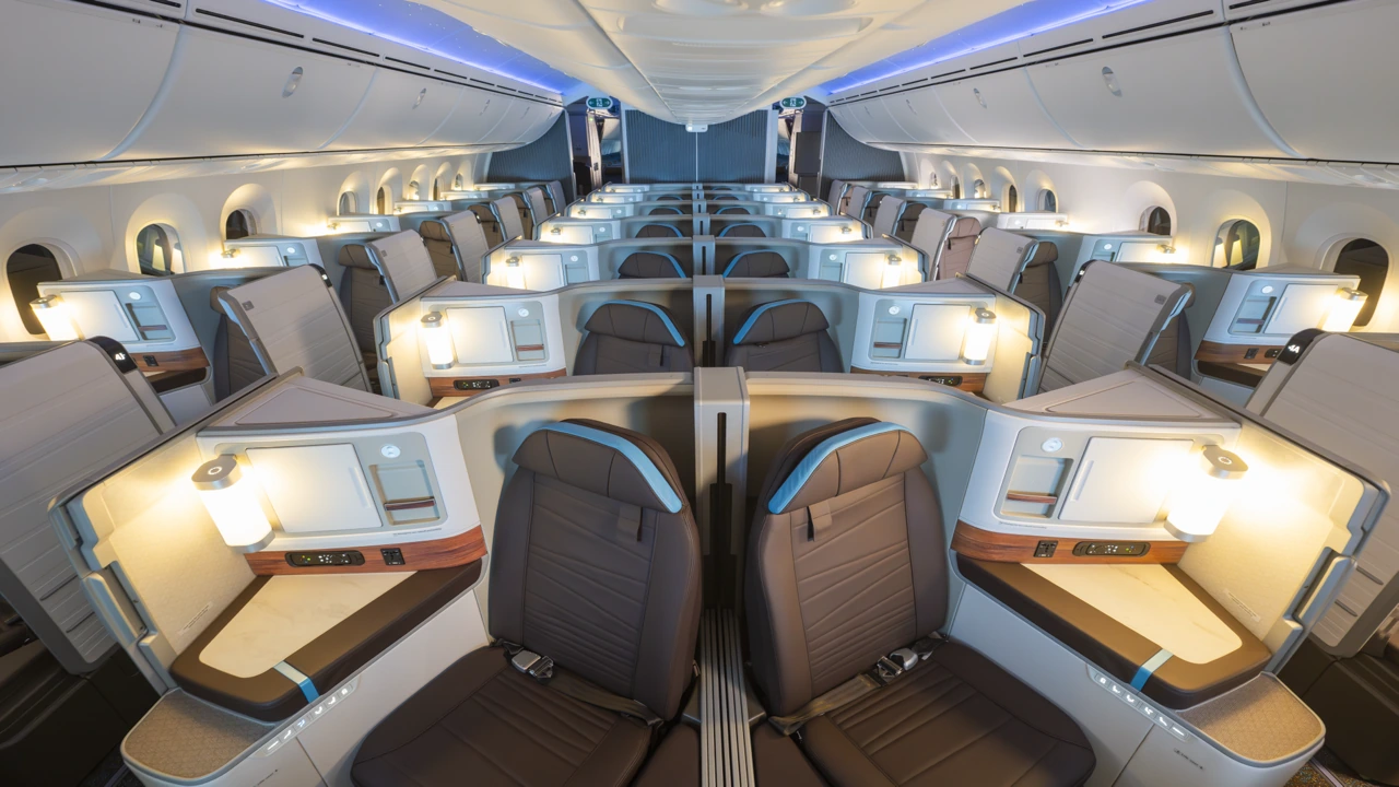 Alaska Airlines vs Delta Air Lines business class cabin detail