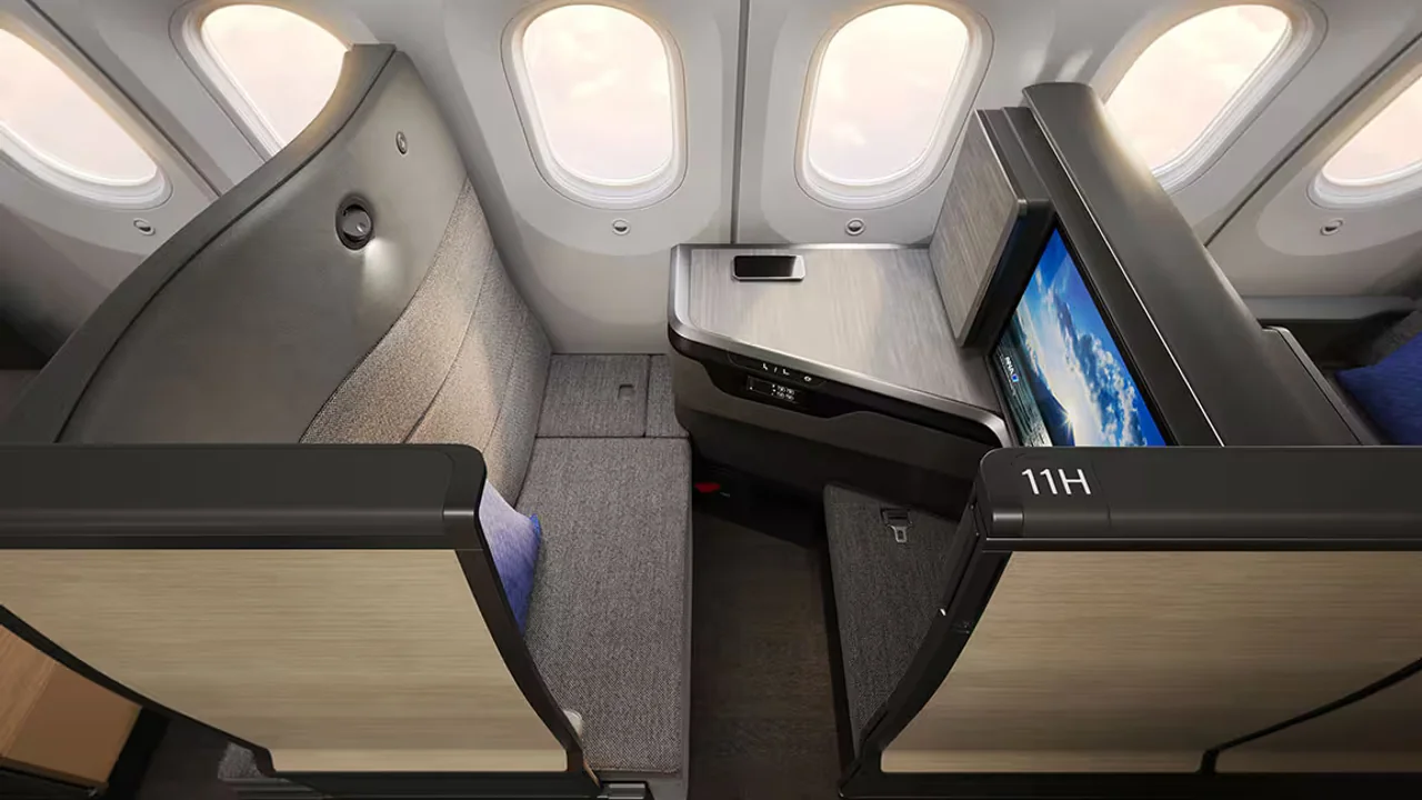 ANA (All Nippon Airways) vs Delta Air Lines business class cabin detail