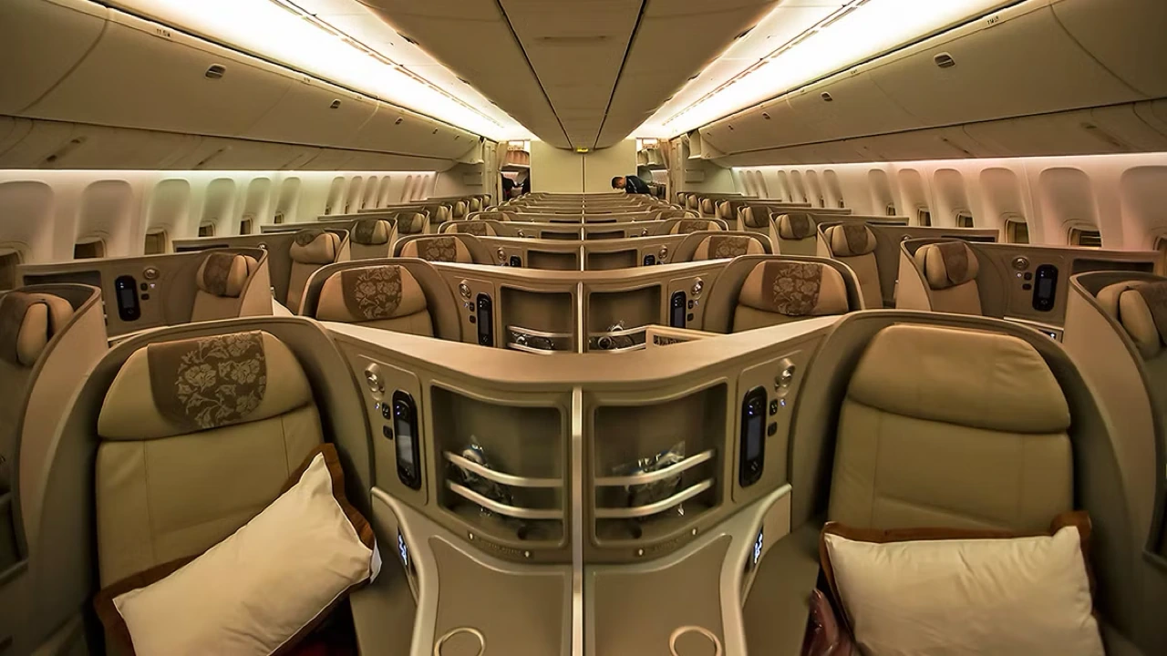 China Eastern Airlines vs China Southern Airlines business class cabin detail