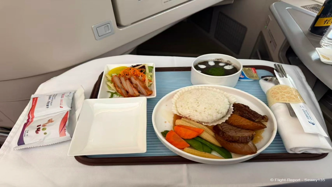 China Eastern Airlines business class dining