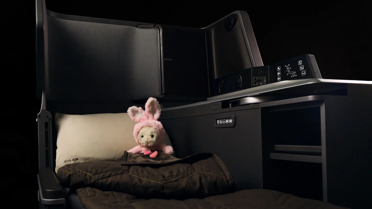 EVA Air vs Lufthansa business class cabin detail