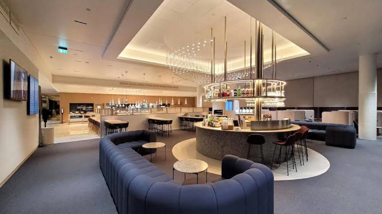 Finnair business class lounge
