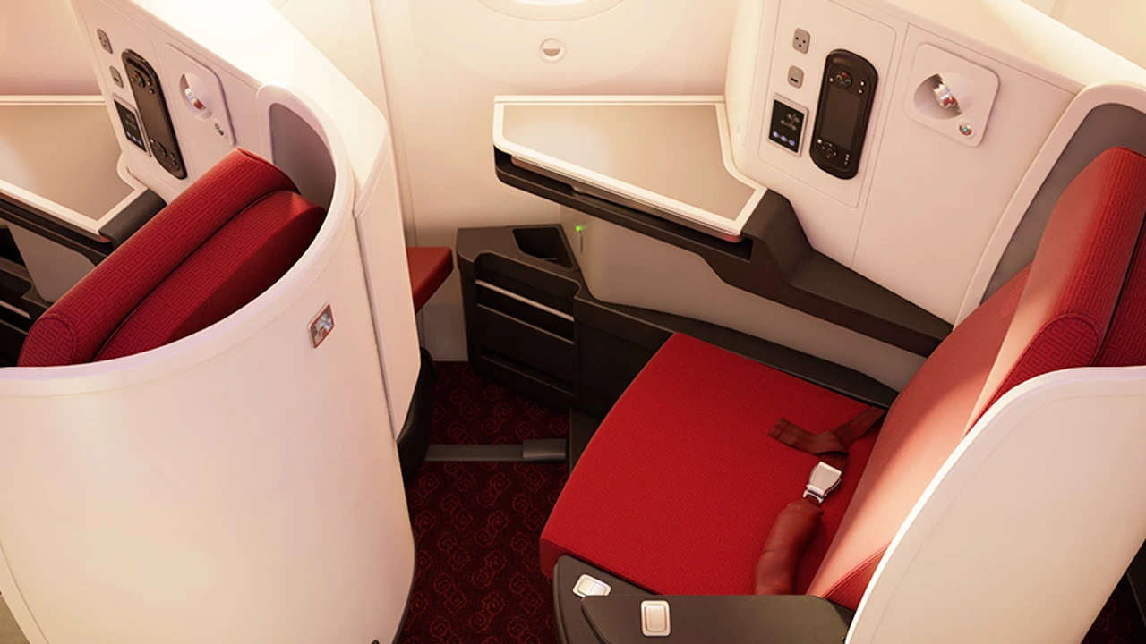 Hainan Airlines vs Cathay Pacific business class cabin detail