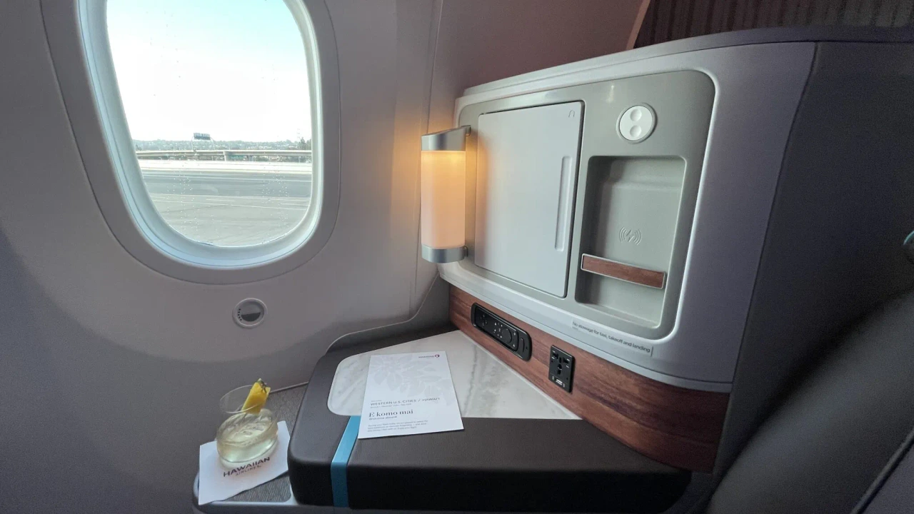 Hawaiian Airlines vs Delta Air Lines business class cabin detail