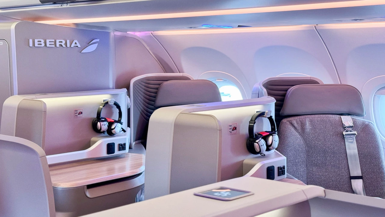 Iberia vs American Airlines business class cabin detail