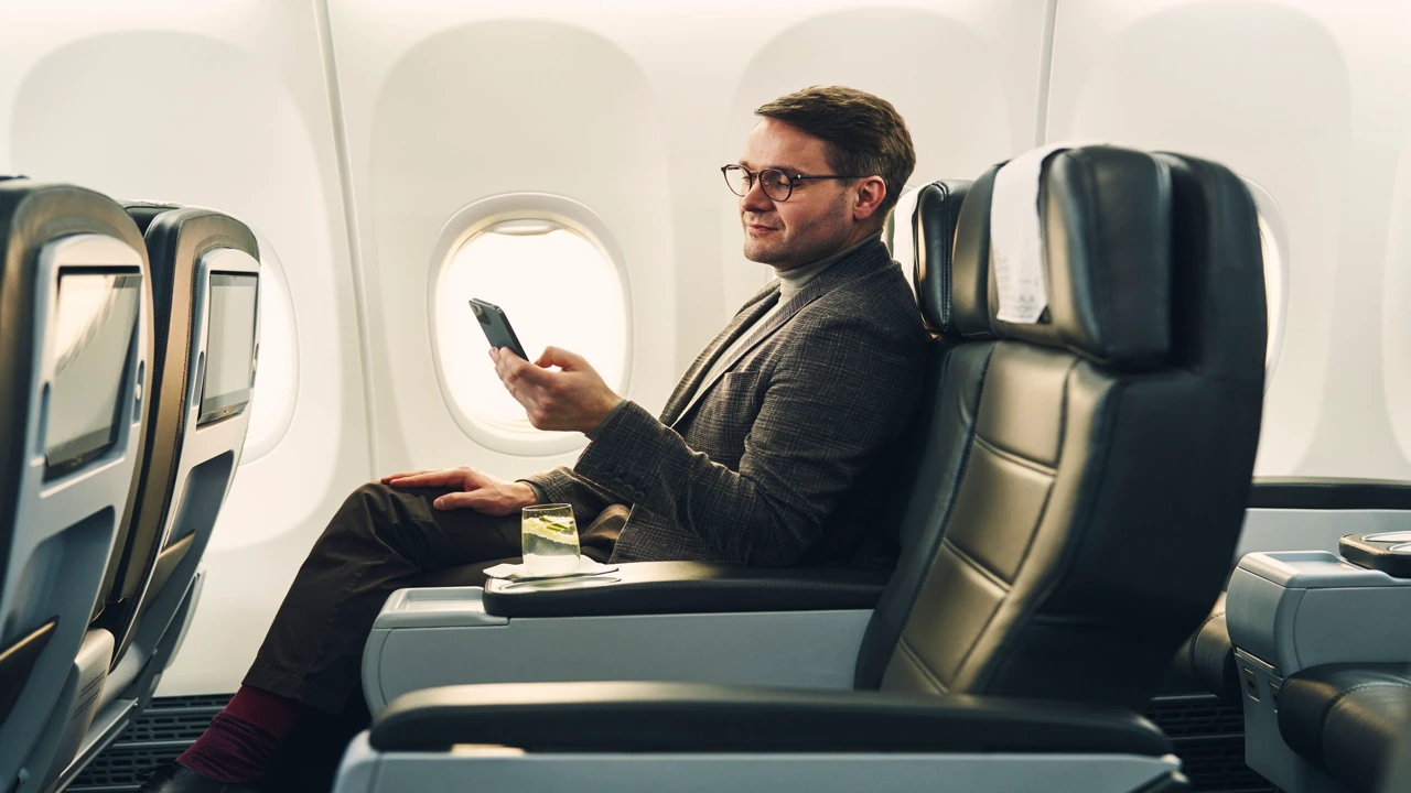 Icelandair vs SAS Scandinavian Airlines business class cabin detail