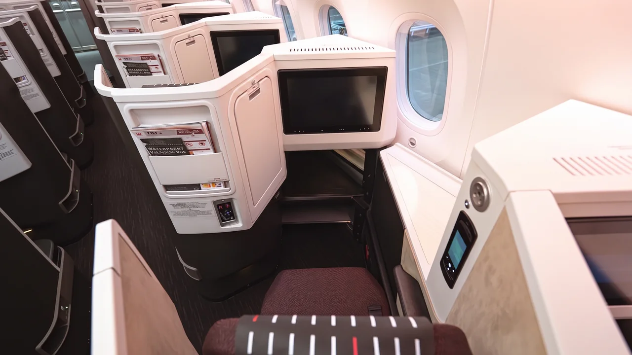 Japan Airlines vs Delta Air Lines business class cabin detail