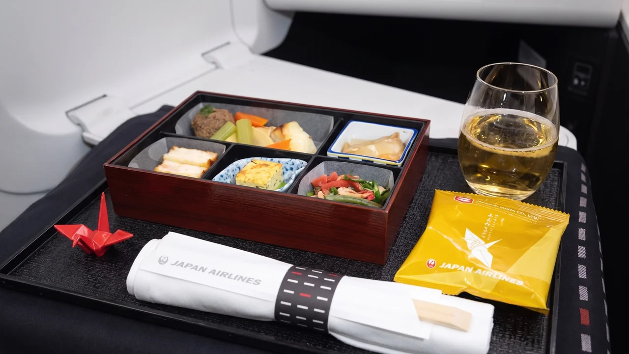 Japan Airlines business class dining