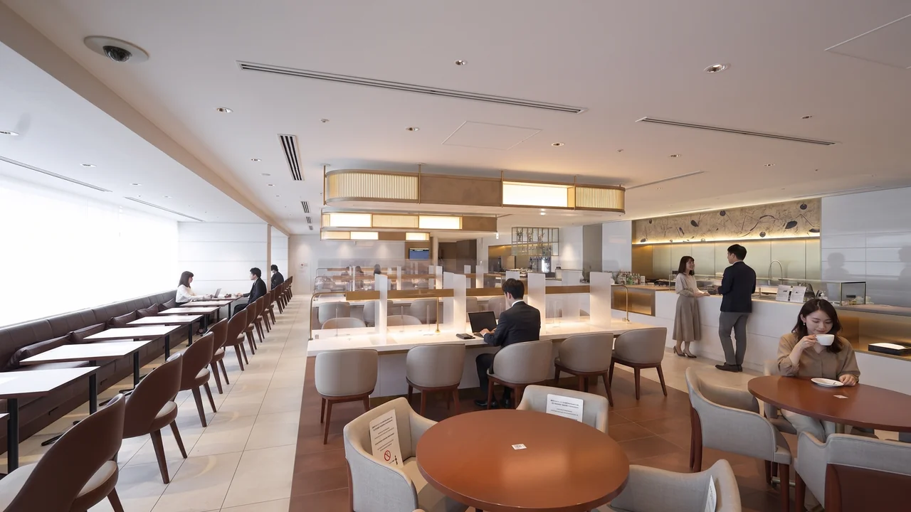 Japan Airlines business class lounge
