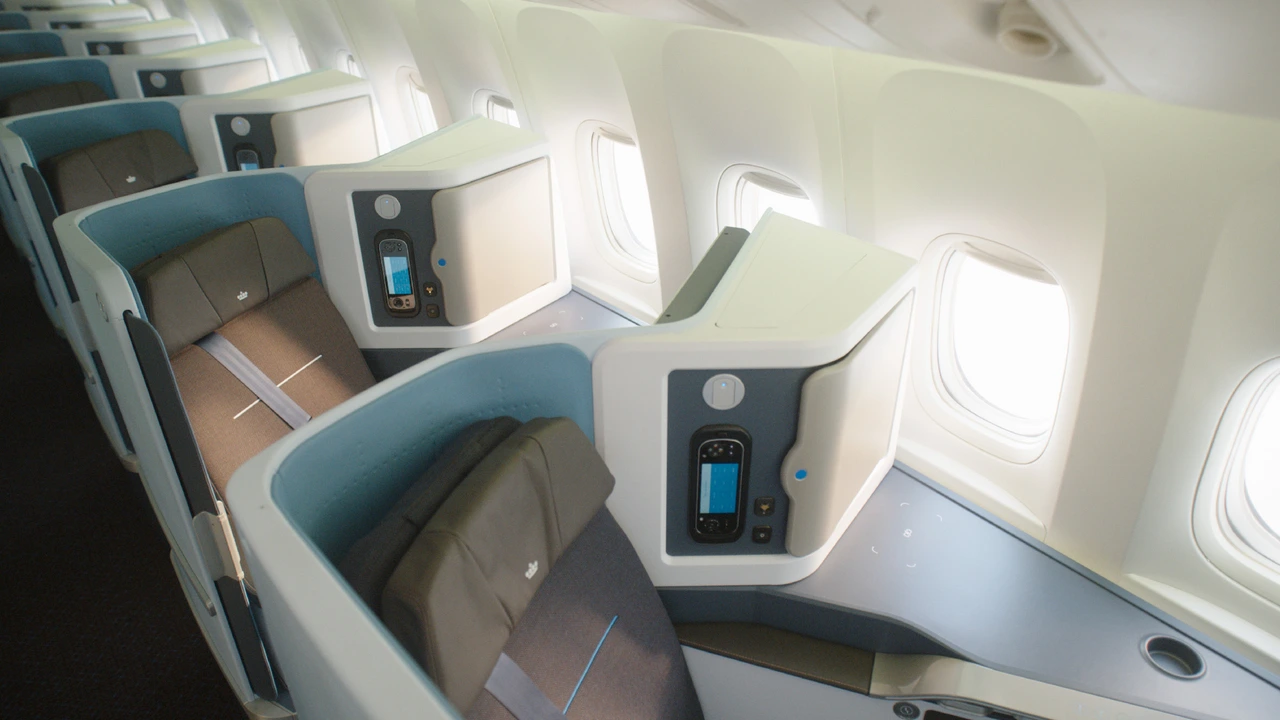 KLM Royal Dutch Airlines vs Delta Air Lines business class cabin detail