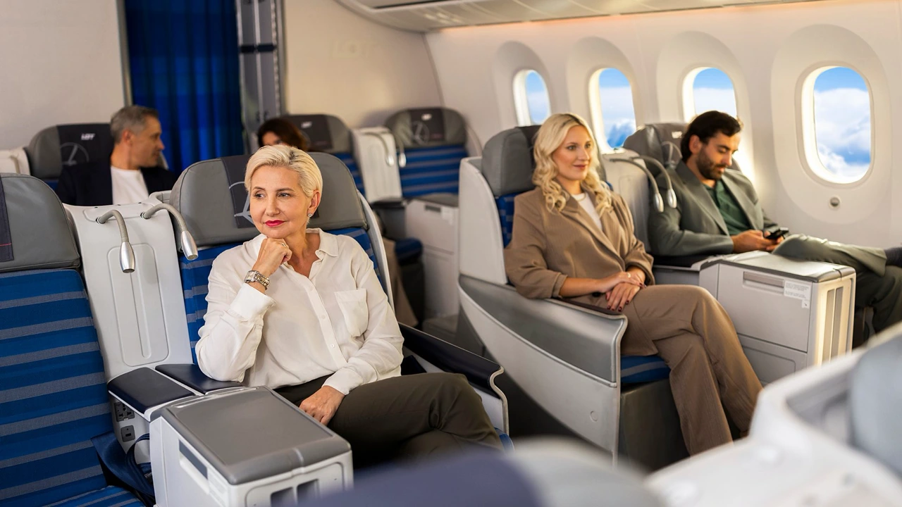 LOT Polish Airlines vs Lufthansa business class cabin detail
