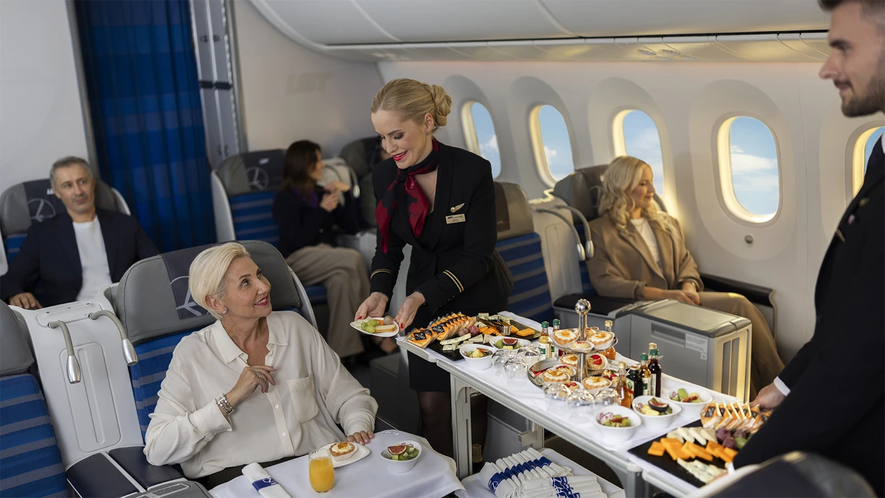 LOT Polish Airlines business class dining
