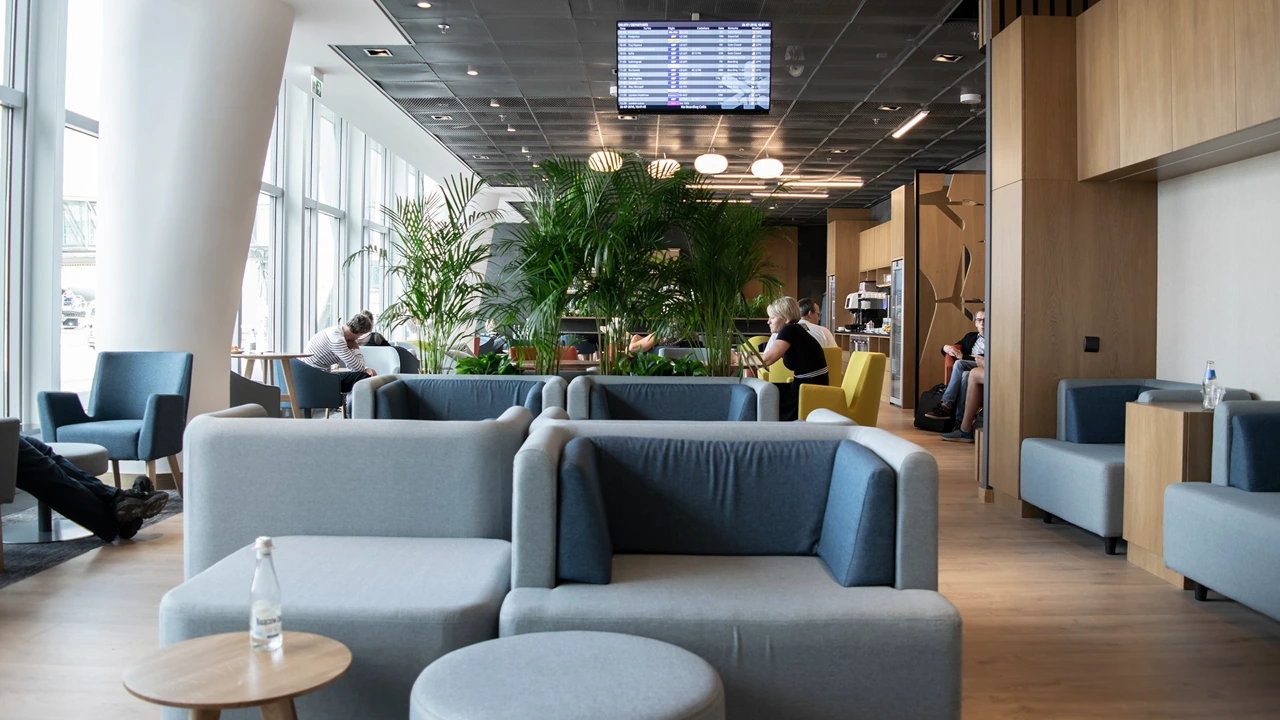 LOT Polish Airlines business class lounge
