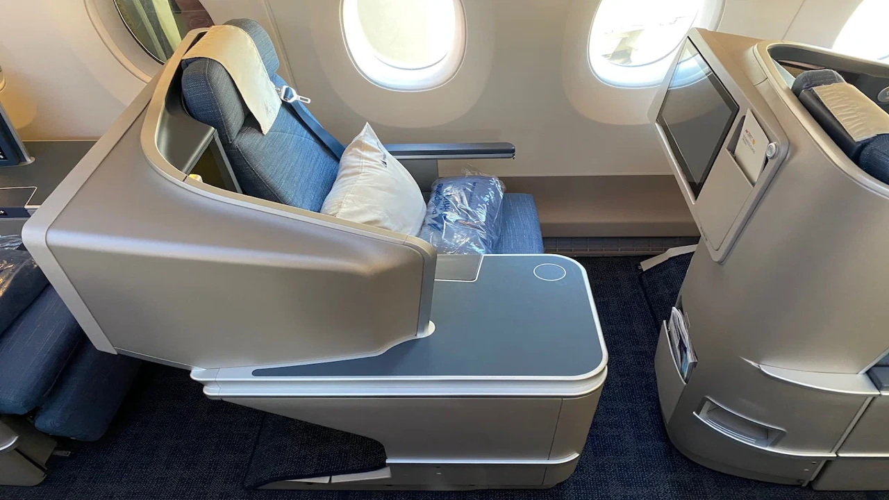 Philippine Airlines vs Cathay Pacific business class cabin detail