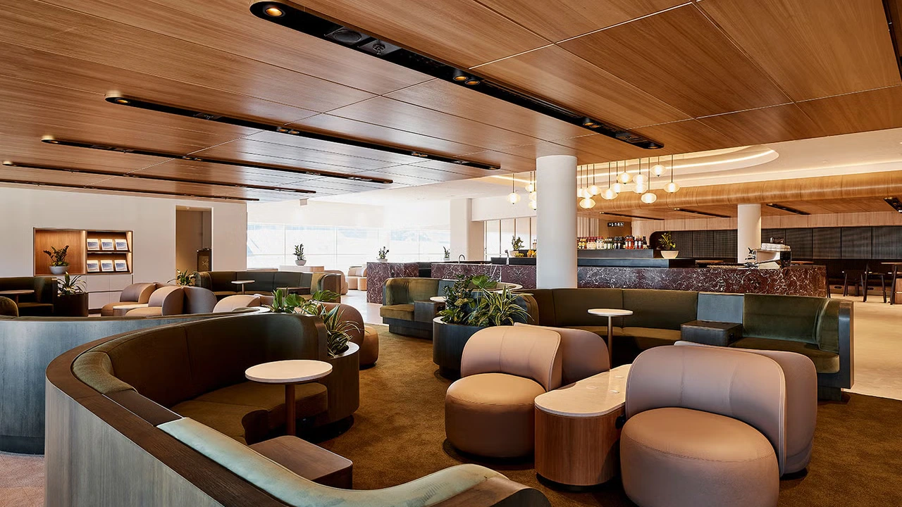 Qantas business class lounge