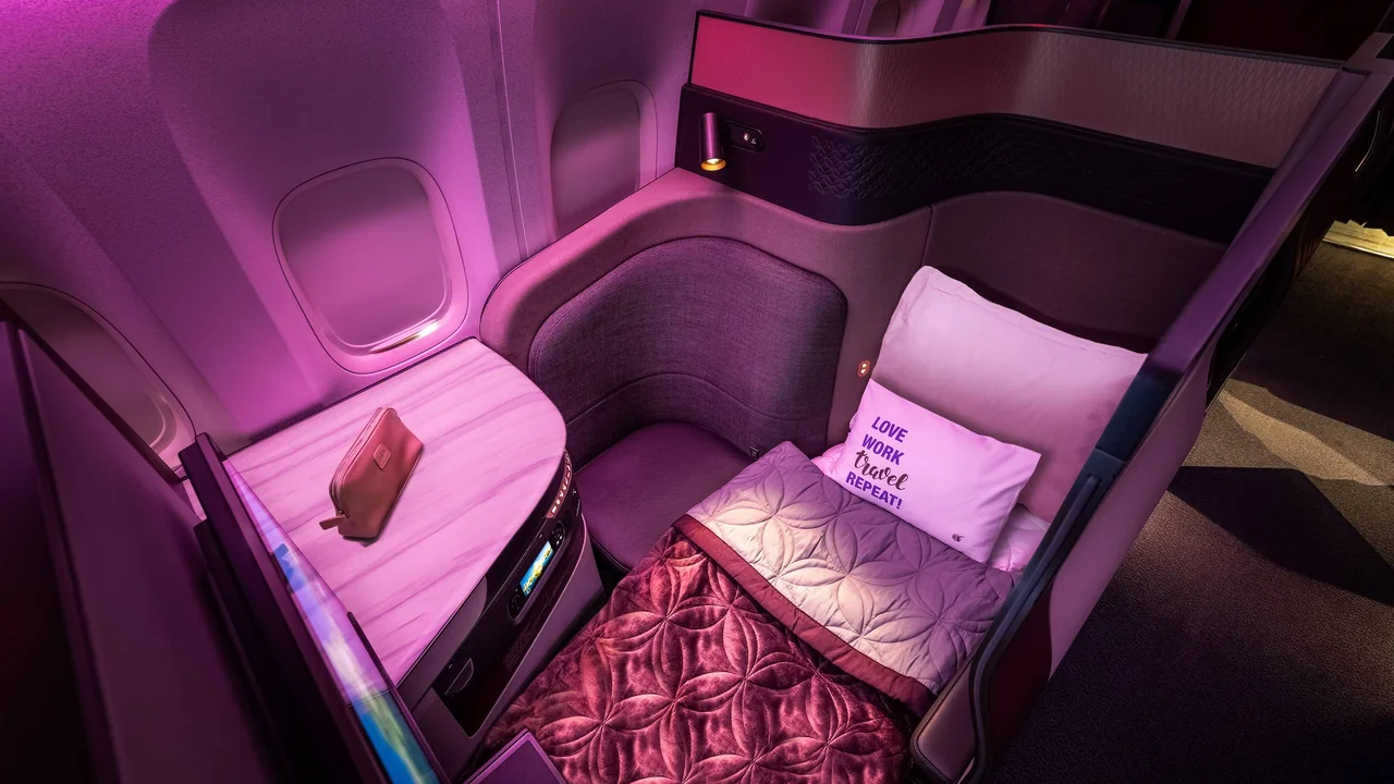 Qatar Airways vs Lufthansa business class cabin detail