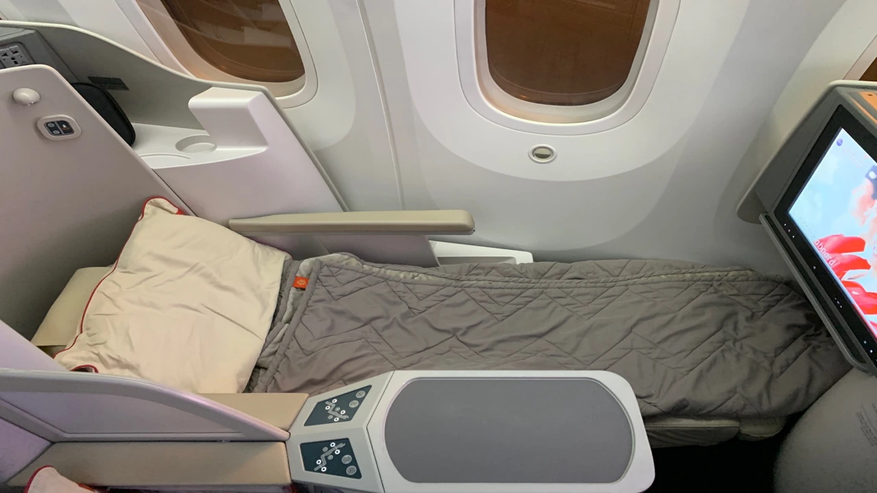 Royal Jordanian vs Emirates business class cabin detail