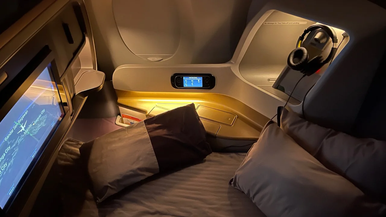 Singapore Airlines vs Lufthansa business class cabin detail
