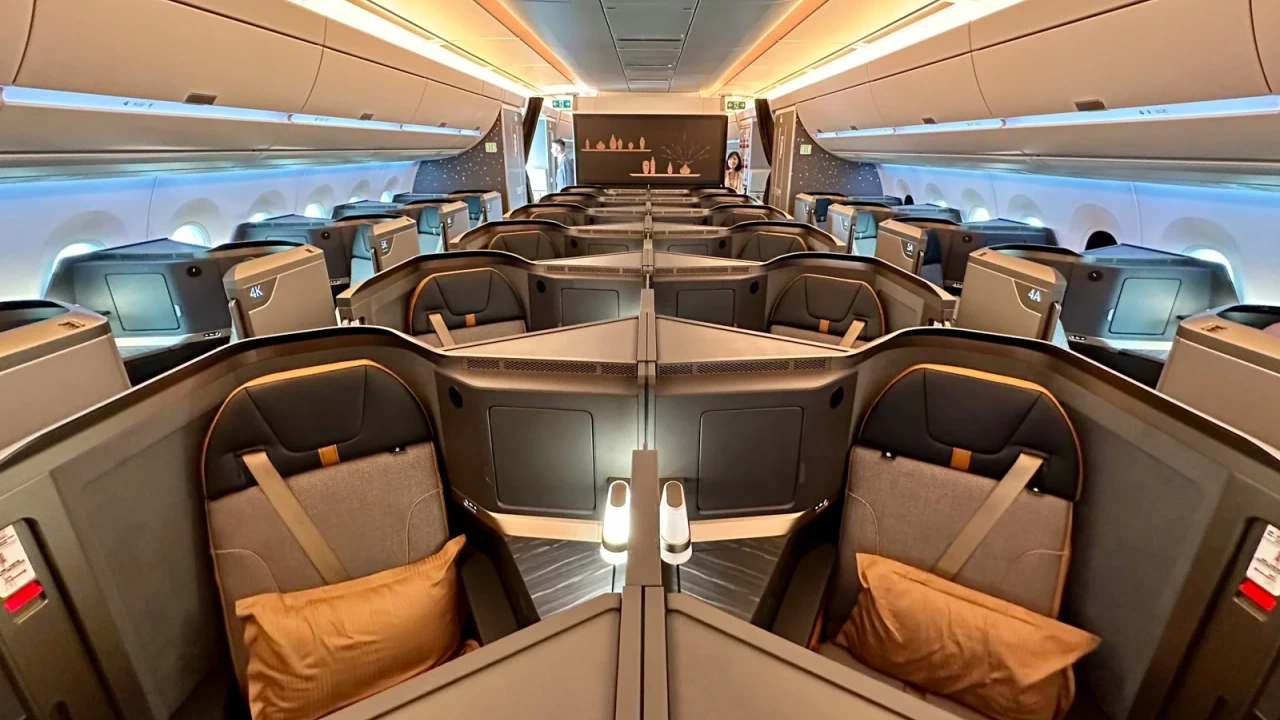 Starlux Airlines vs ANA (All Nippon Airways) business class cabin detail