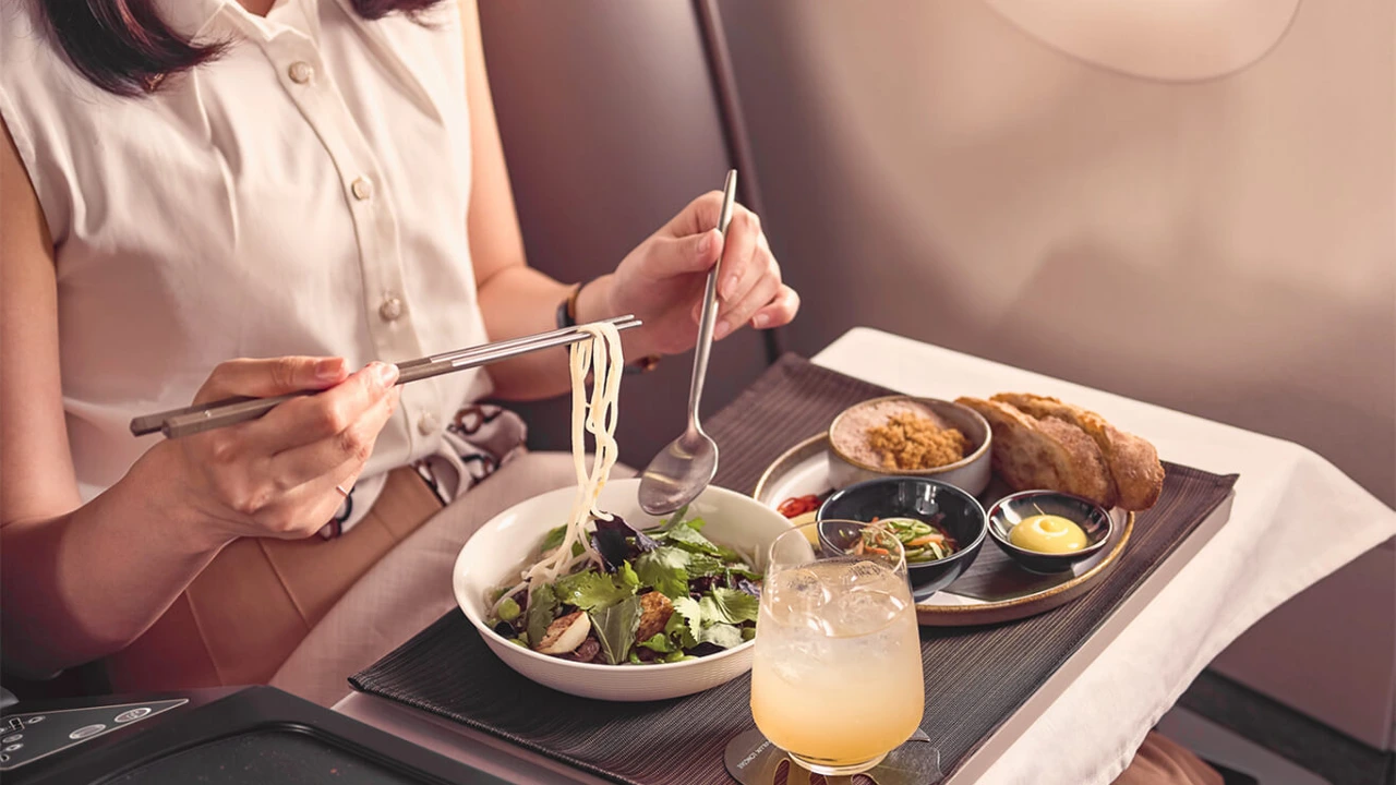 Starlux Airlines business class dining