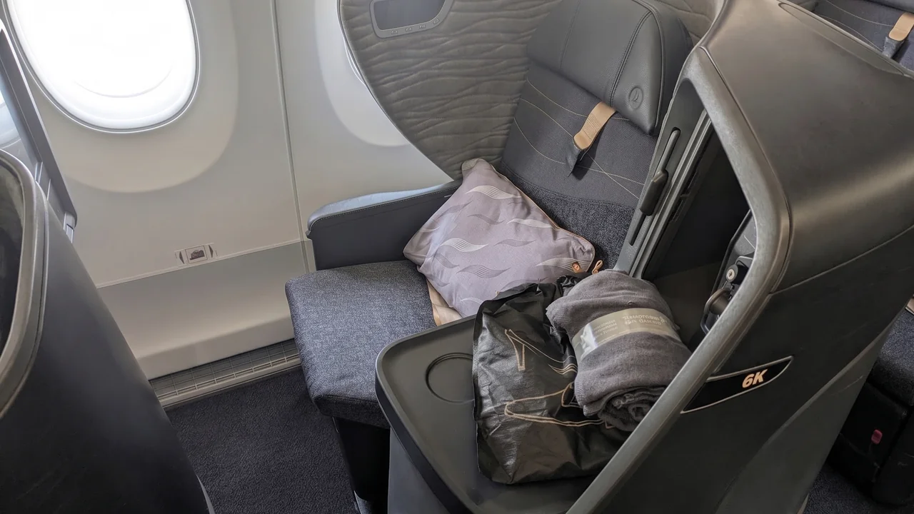 Turkish Airlines vs Lufthansa business class cabin detail