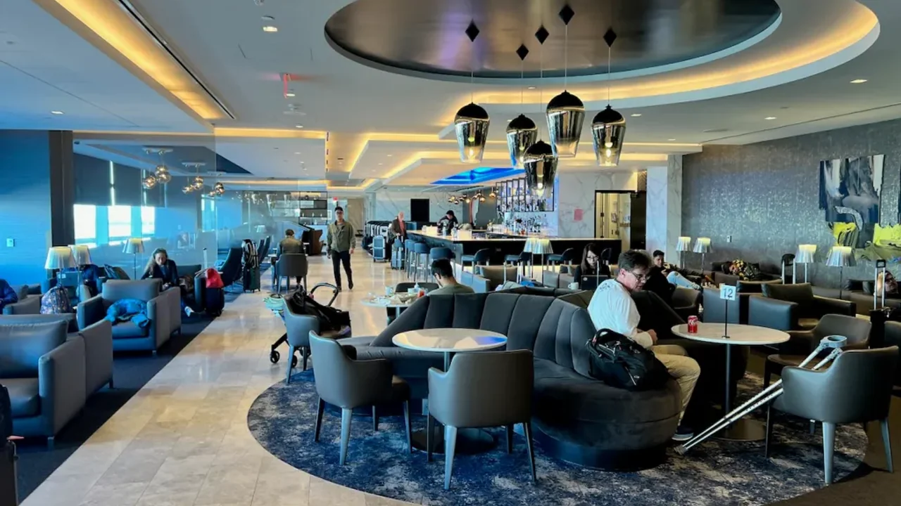 United Airlines business class lounge