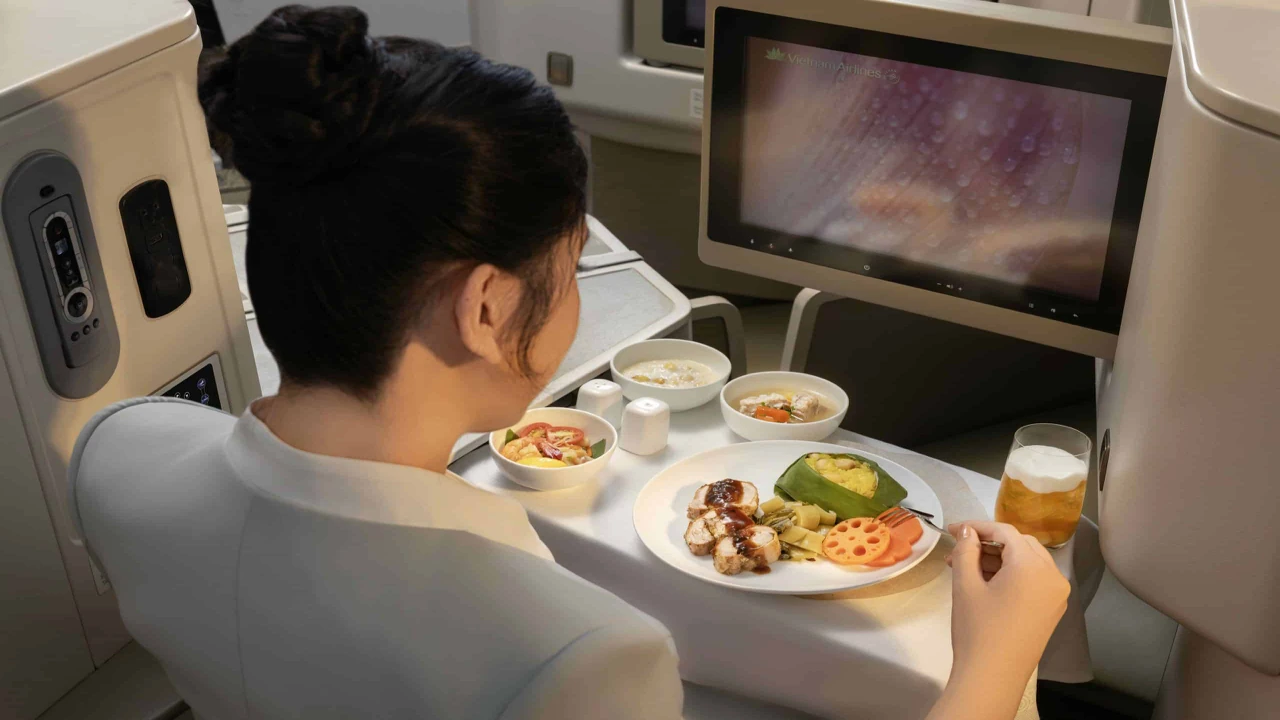 Vietnam Airlines business class dining