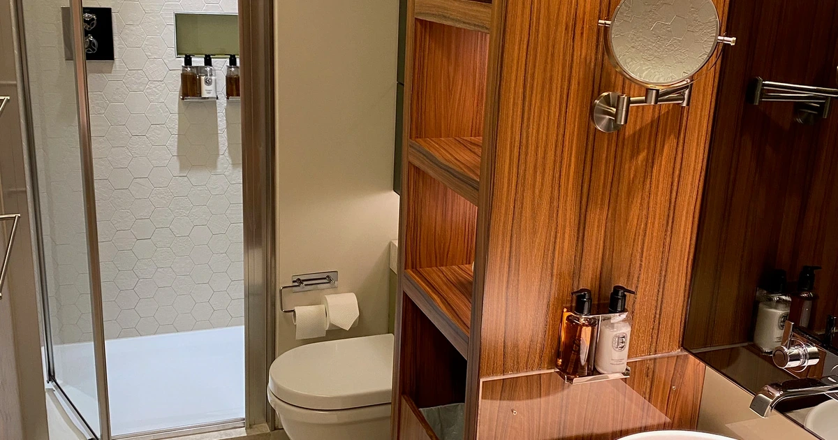 The Qatar Airways Premium Lounge at London Heathrow Terminal 4 — a pre-flight reset that makes the red-eye bearable.