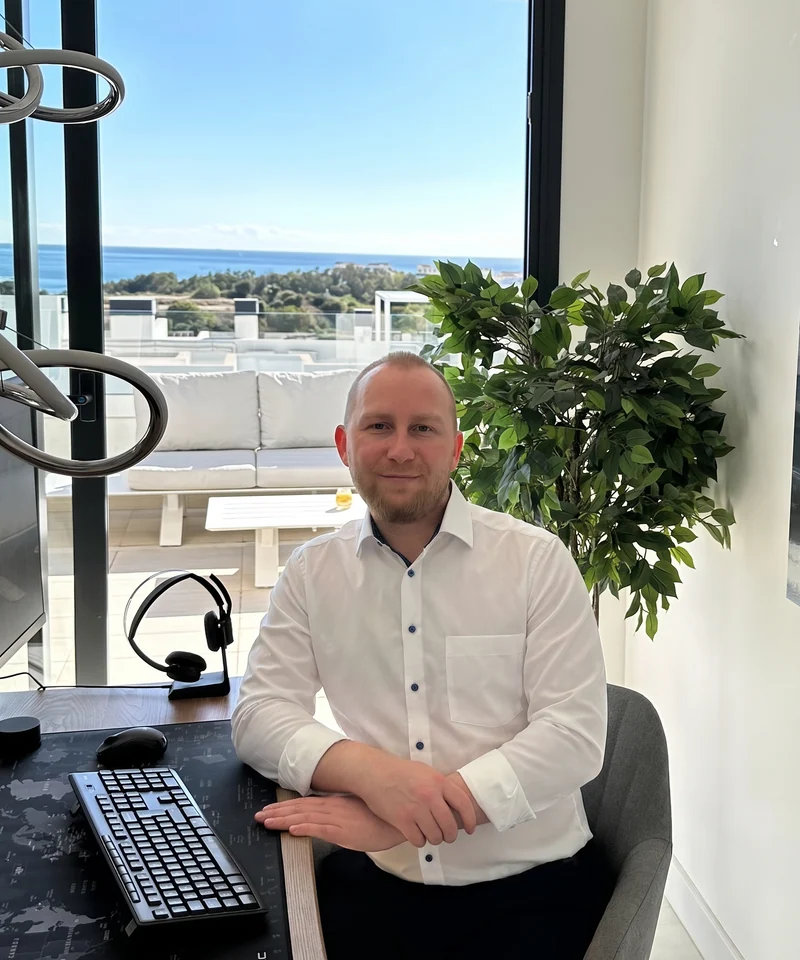 Austin Anderson, founder of CEOFLIGHTS.com, at his desk